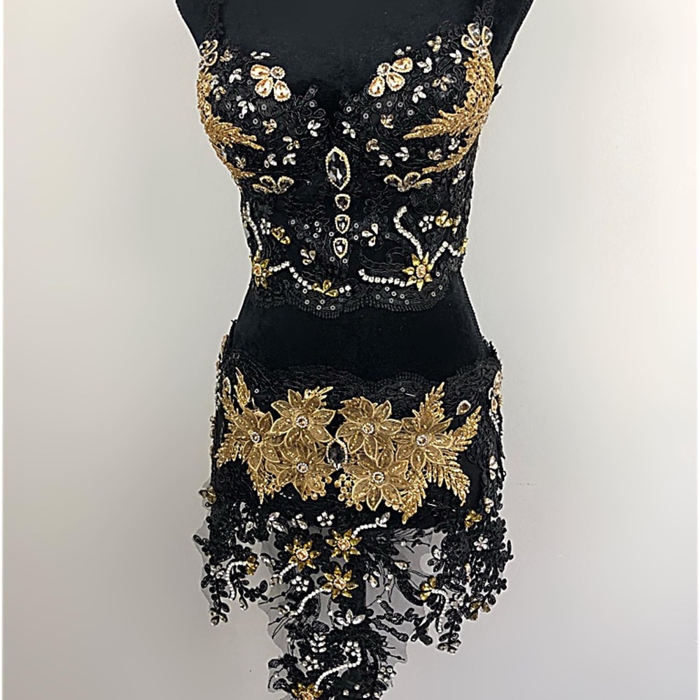 Very detail with real feathers, designed by Vanessa Barba a well known designer! - Picture 10 of 16
